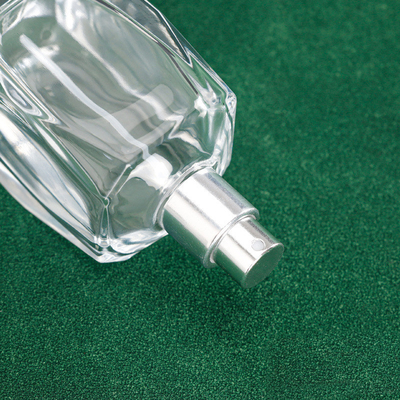 kupować Przezroczysta 50 ml pusta butelka perfum kwadratowa rombowa 15 bagnetowa kosmetyczna szklana butelka z rozpylaczem online manufacture