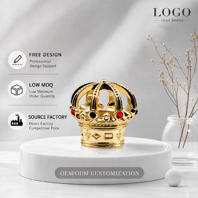 kupować Luxury Hollow King Crown Zamac Perfume Cap Złote pokryte inkrustrowane Rhinestone Royal Fragrance Lid Zinc Alloy Metal Perfume Bottle Cover Custom Logo FEA15 For Dubai Oud Attar Perfume Bottle produkcja online