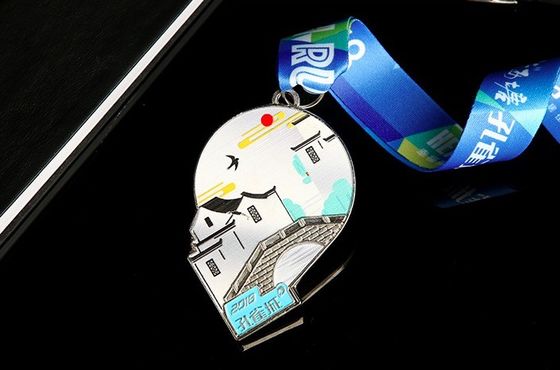 kupować Tłoczone srebrne medale w kształcie kwiatu, piaskowane online manufacture